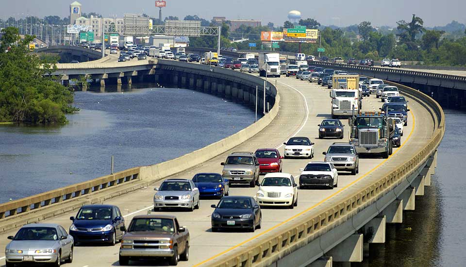 FORALTER BYEN:  Innbyggerne i New Orleans forlater byen i retning vest fredag. Forel�pig er evakueringen frivillig, men tvungen evakuering vurderes i visse distrikter fra i morgen av hvis Gustav fortsetter i samme kurs.
