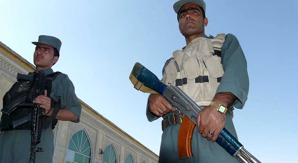 USTABILT: Afghanske sikkerhetsstyrker patruljerer gatene i Kabul. Det skjer stadig nye luftangrep og volden fortsetter � herje i landet.
