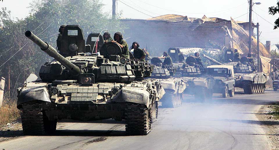 FORTSATT TIL STEDE: Russiske tanks ruller gjennom S�r-Ossetias �hovedstad� Tskhinvali tidligere i dag. Georgia og Russland har n� brutt de diplomatiske b�ndene etter at russerne har anerkjent Abkhasia og S�r-Ossetia som selvstendige stater.