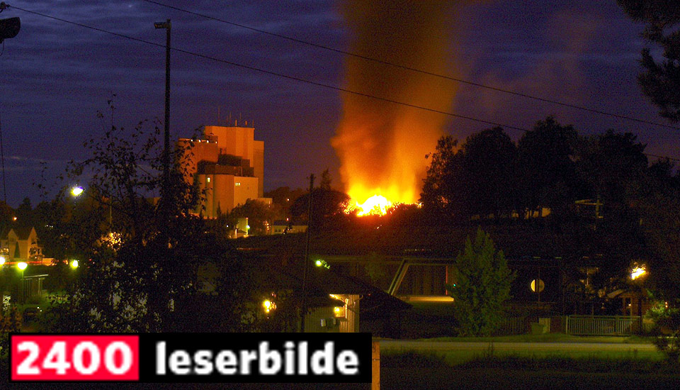  14 HUSL�SE:  Beboerne som ble evakuert i brannen i Rakkestad l�rdag kveld, f�r ikke flytte hjem igjen i natt. N�ringsdelen av bygget er p� det n�rmeste totalskadd.