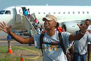 I TRYGGHET:  Keith Metoyer ankommer sikkerhet i Fort Smith, Arkansas.