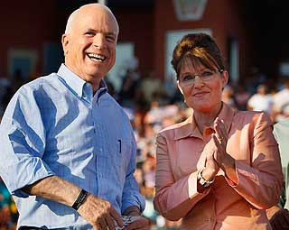KAN M�TTE AVLYSE: John McCain og visepresidentkandidat Sarah Palin vil endre reiseskjemaet sitt dersom orkanen blir voldsom. Det gjorde ikke George W. Bush for tre �r siden.