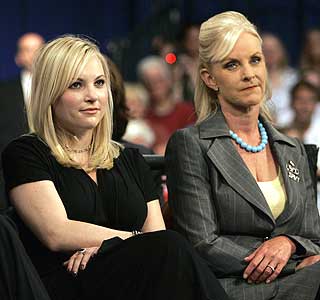 MOR OG DATTER: Cindy McCain er altfor gjenknappet, sammenlignet med Michelle Obama, mener Tim Gunn. Datteren Meghan derimot, er kjent for � v�re sv�rt moteinteressert, og kommenterer klesvalget til b�de politikere og journalister i bloggen Mccainblogettes.com.