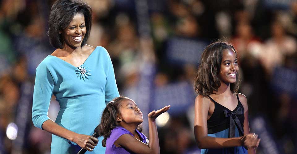 NY TREND? Michelle Obama ble n�rmest genierkl�rt for valget av denne kjolen og brosjen da hun holdt tale under demokratenes landsm�te i forrige uke. Flere tror brosjen i V-halsutringningen kan skape en ny trend. Her sammen med d�trene Malia Ann og Sasha.