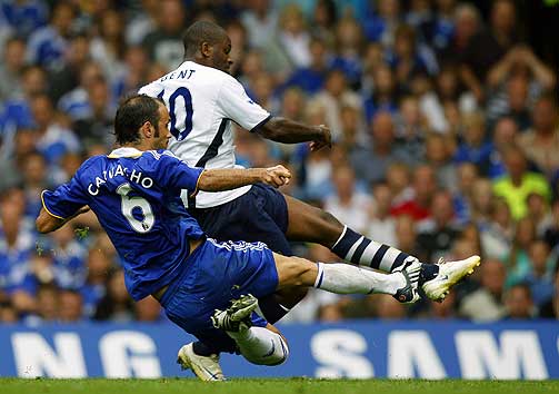 Darren Bent og Ricardo Carvalho i duell