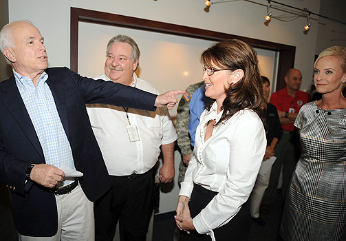 VENTER P� GUSTAV: Presidentkandidat John McCain, visepresidentkandidat Sarah Palin og Cindy McCain dropper republikanerens landsm�te i St. Paul, Minnesota fra starten p� mandag.  Her p� plass s�ndag i kriseh�ndteringssenteret for naturkatastrofer i Pearl, Mississippi.