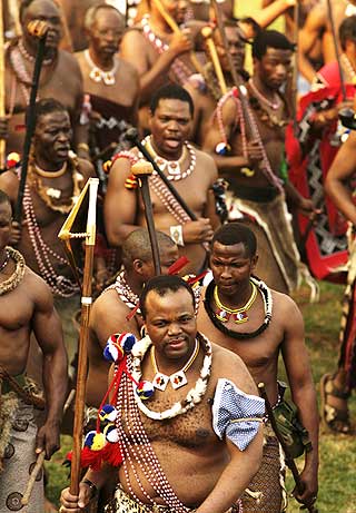 DANSEKONGEN: Kong Mswati III kastet seg selv inn i dansen med jomfruene.