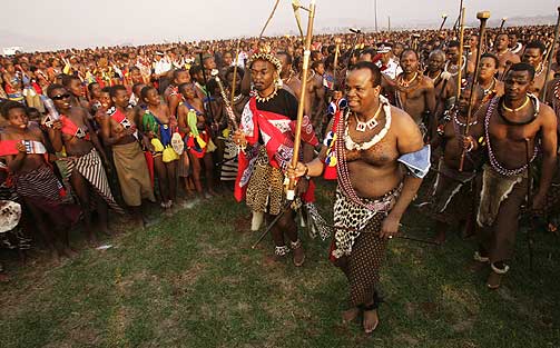 KAN VELGE NY KONE: Kong Mswati III har full anledning til � plukke ut ei ny kone blant de 60 000 jomfruene, men behovet er ikke p�trengende i �r siden han har 13 fra f�r.