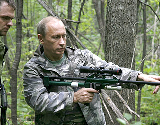 SKARPSKYTTER:  Statsminister Vladimir Putin med bed�velsesgev�ret i naturreservatet i Sibir.