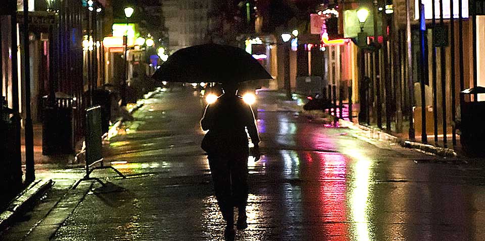 NOEN IGJEN: En person er ute og g�r i New Orleans' gater.
