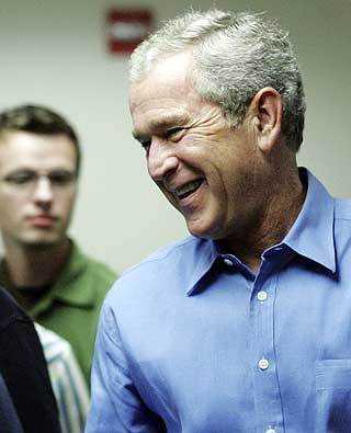 REPUBLIKANSK �CHANGE�: Veldig mye av dagens upopul�re politikk blir tett knyttet til Bush som person fremfor partiet. Dermed kan McCain ogs� betraktes som en slags forandring.