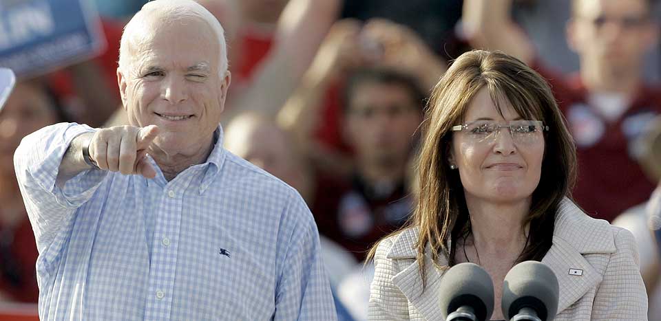 KAN VINNE: John McCain, her sammen med visepresidentkandidat Sarah Palin, kan vinne valget.  I en tid med eksterne trusler og �konomisk nedtur kan velgerne fort bestemme seg for det som virker mest kjent og betryggende, skriver v�r USA-ekspert.