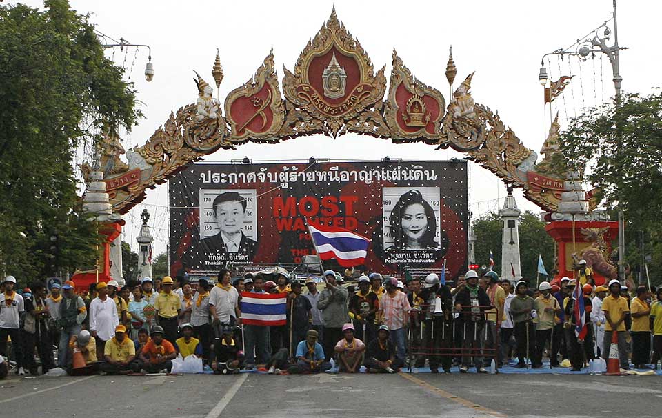 FORTSATT PROTEST: Demonstrantene sier de ikke vil gi seg f�r statsminister Samak Sundaravej g�r av. Her er en gruppe demonstranter utenfor regjeringsbygget i Bangkok.