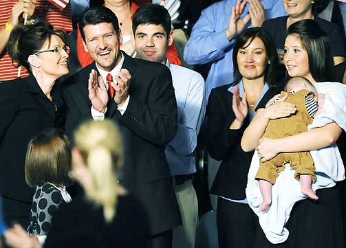 STOR FAMILIE: Sara Palin, ektemannen Todd, datteren Bristol (helt til h�yre med Sarahs s�nn Trig i armene).