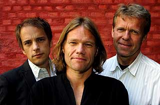 SKREV BOK: Tidligere Lyn-trener Espen Olafsen (i midten) mistet kone og datter i flomkatastrofen og skrev bok om det sammen med presten Per Arne Dahl (til h�yre). Jazzpianist Tord Gustavsen var med p� lanseringsturneen.