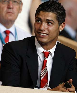 CITY, SIER DU? Cristiano Ronaldo dr�mmer om � spille for Real Madrid. N� mener Manchester City at de skal bli en st�rre klubb. S� sp�rs det hva portugiseren mener om det.