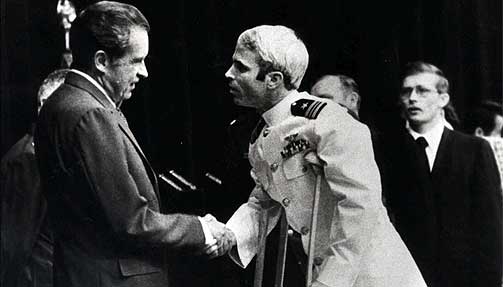 DEKORERT KRIGSHELT: Velgerne vet at John McCain ofrer seg for landet. P� bildet, tatt i 1973, m�ter han dav�rende president Richard Nixon etter fem �r som krigsfange. McCains karriere er for mange selve symbolet p� oppofrelse i nasjonens tjeneste.