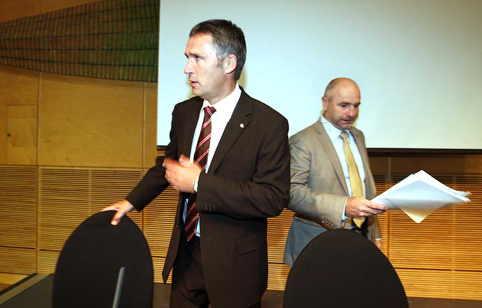 STRAMMER INN: Statsminister Jens Stoltenberg ( til venstre) og arbeids- og inkluderingsminister Dag Terje Andersen presenterte i Oslo onsdag en rekke tiltak som regjeringen setter i verk for � begrense antallet asyls�kere som ikke har behov for beskyttelse.