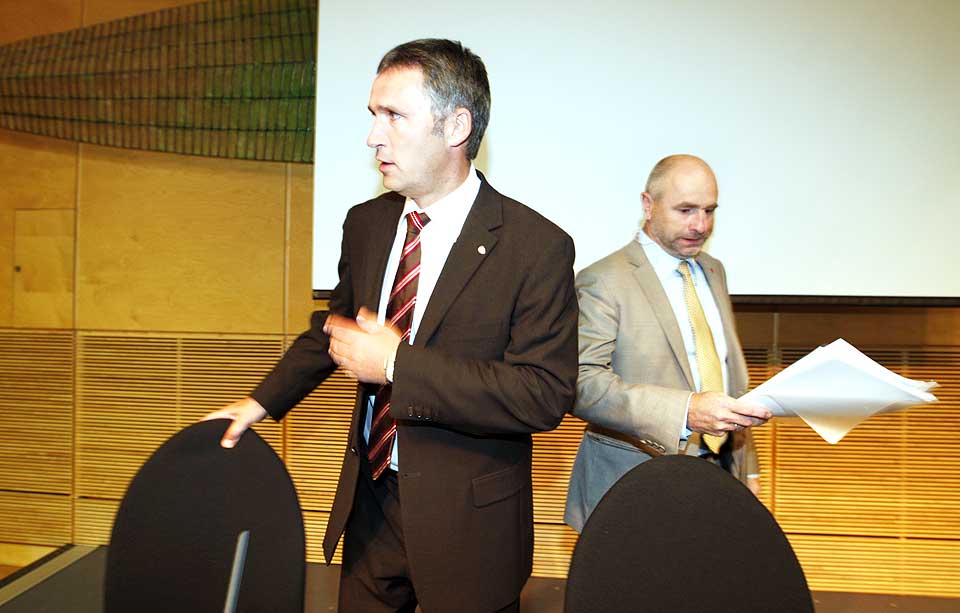 BARE ET SKUESPILL?: Jens Stoltenberg og Dag Terje Andersen la i dag fram de nye tiltakene p� en hasteinnkalt pressekonferanse.