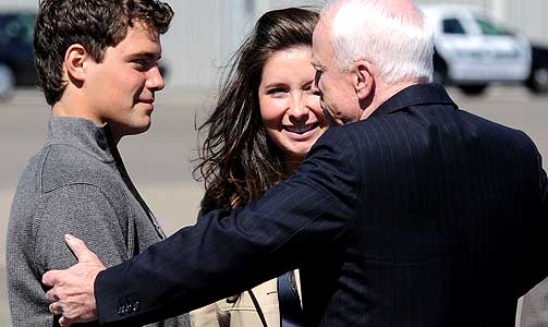 TATT IMOT MED �PNE ARMER: Her tar John McCain imot Levy Johnston, faren til barnet som Sarah Palins datter, Bristol (17), er fem m�neder p� vei med.