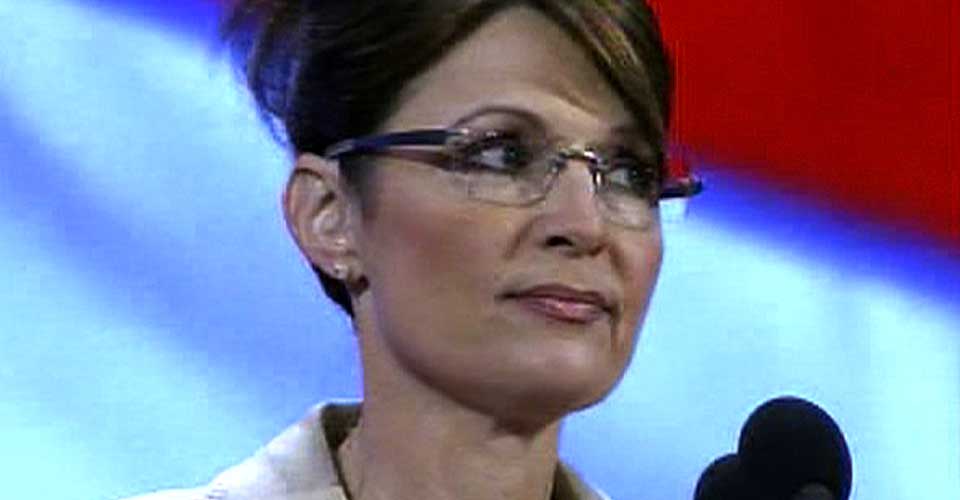 DEN STORE SVENNEPR�VEN: Her gj�r Sarah Palin seg kjent med lokalet og talerstolen hun skal snakke fra i kveld under republikanernes landsm�te.