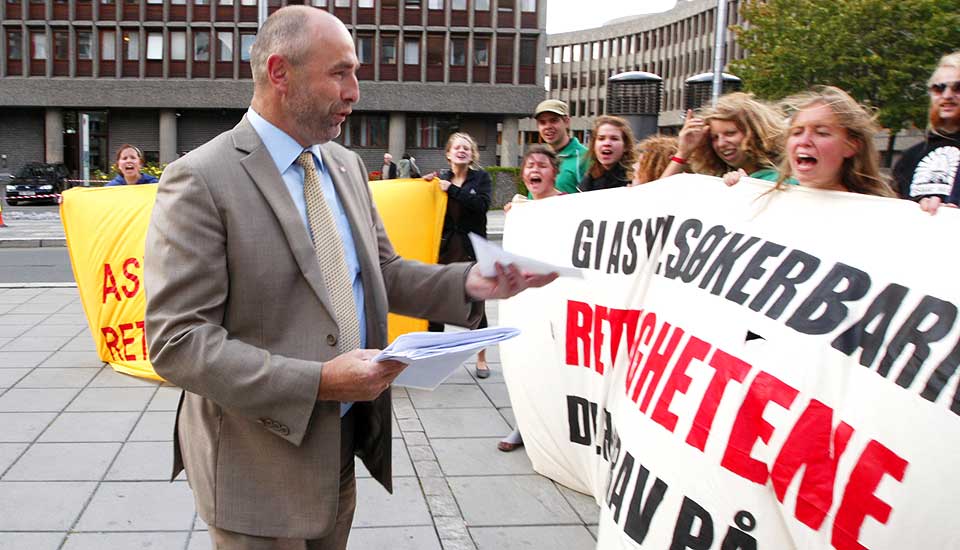 DEMONSTRERTE:  Arbeids- og inkluderingsminister Dag Terje Andersen m�tte krisiske demonstranter fra Redd Barna utenfor regjeringskvartalet onsdag ettermiddag.