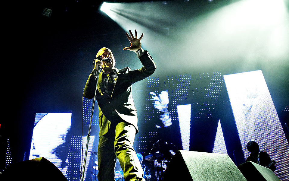  TENTE VALHALL:  R.E.M. og frontfigur Michael Stipe slo fryktelig tilbake i Valhall i Oslo osndag kveld mot d�rlige konsertkritikker fra Storbritannia.
