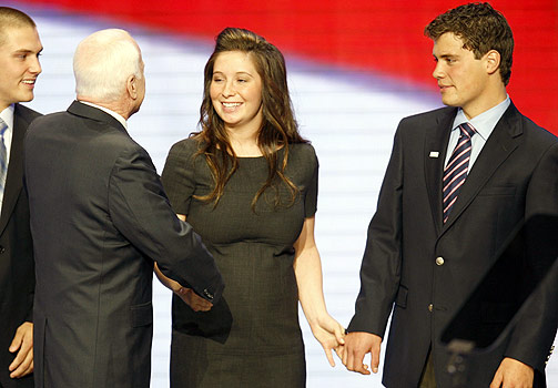  GRAVID MED KJ�RESTE:  Presidentkandidat John McCain hilser p� Sarah Palins gravide datter Bristol (17) og henens kj�reste Levi Johnston. Til venstre Track Palin (19), eldst av fem s�sken.