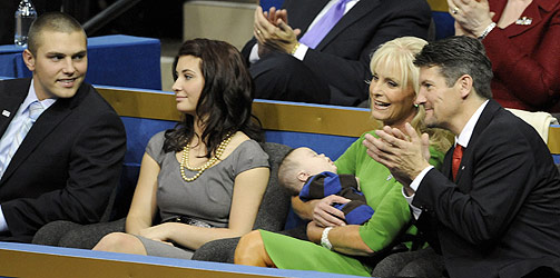  LYTTER TIL SARAH:  fra venstre Track Pallin, Bristol Pallin, Cindy McCain med Trig Palin og Todd Pallin.