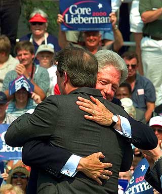 CLINTON VALGTE GORE: Ble hans visepresidentkandidat i 1992. Ogs� Gore ble valgt fordi Clinton trengte en arbeidshest.