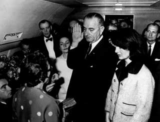EN AV DE F�: Lyndon B. Johnson var JFKs visepresidentkandidat i 1960, og en av de f� som har dratt valget i land for noen president. Her tas han i ed p� Air Force One som president i 1963, etter at Kennedy var blitt myrdet.