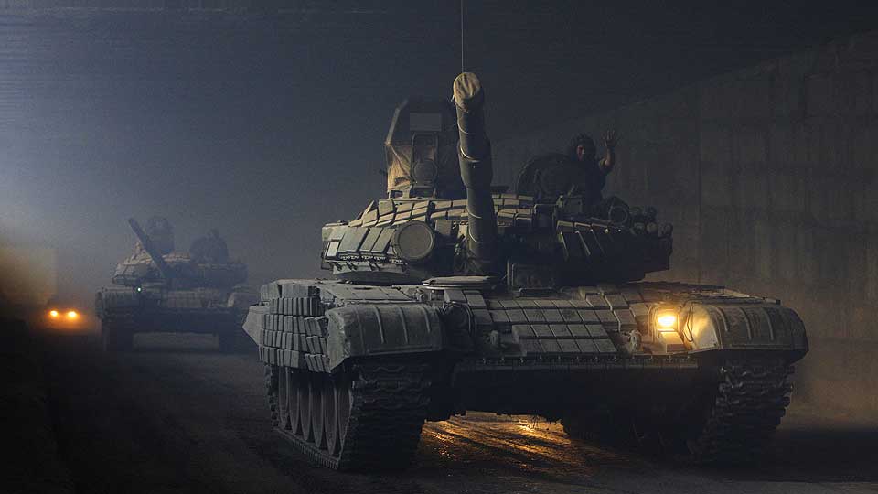 TANKS: �Tar med kj�rligheta ut i den m�rke skogen, legger den ned p� mjuk mose i lysninga / Plystrer beltevognene fram�