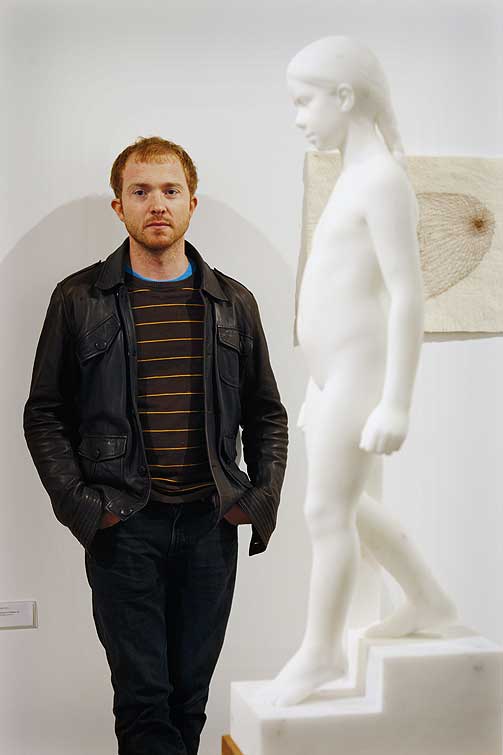KUNSTNER OG VERK: Håkon Anton Fagerås foran skulpturen «Trappetrinn (Maren min)». De var begge på plass da Høstutstillingen ble presentert for pressen.