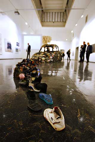 SKOBIL: Juan Andres Milanes fra Cuba deltar med skulpturen «The Route».