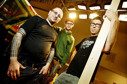 TRE AV TI: Jan Skomakerstuen (t.v.), Espen Henningsen og Lars Erik Svensson er tre av de totalt ti kunstnerne som står bak «Collaborium».
