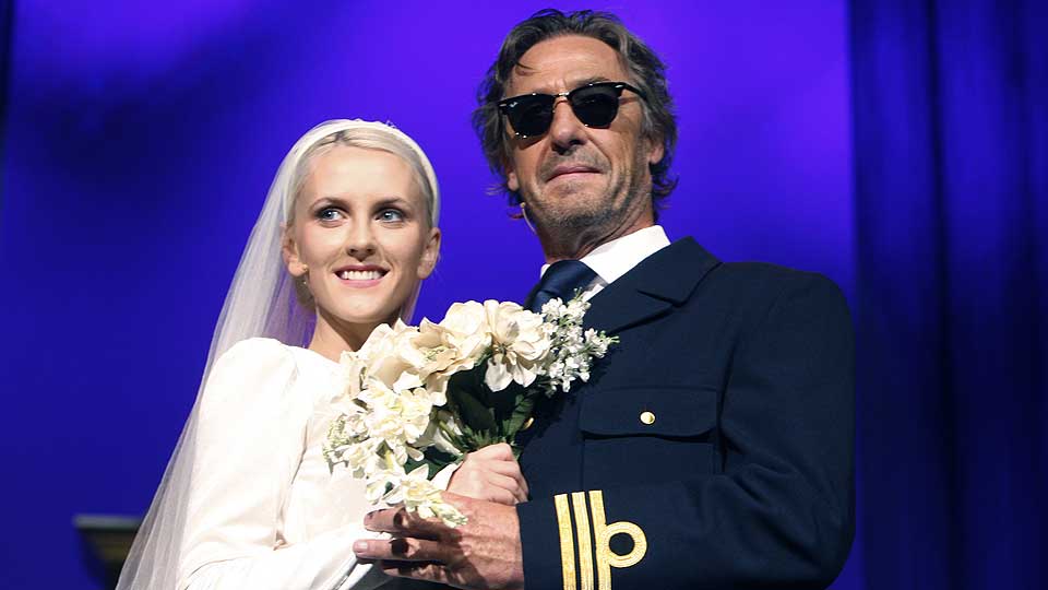 ET PAR, LIKSOM: Det er vanskelig � tro p� kjemien mellom Maria Arredondo (Maria Rainer) og Bj�rn Skagestad (Georg von Trapp) i �Sound of Music�.