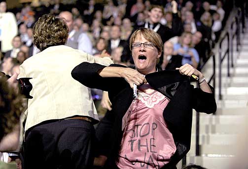 PROTESTER I DAG IGJEN: Denne kvinnen og andre krigsmotstandere fors�kte � avbryte McCain.
