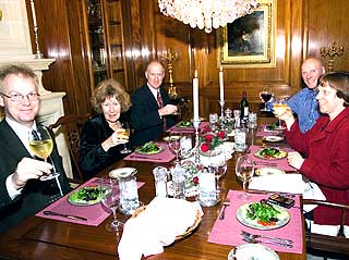 HOS FRED: �yvind S�rensen (f.v.), leder for Kavliprisen, professor Reidun Sirev�g, departementsr�d Trond Fevolden, Fred og Anne-Marie Astad i Det Norske Videnskaps-Akademi.