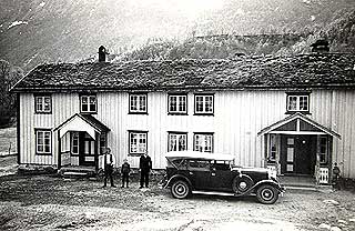 DE HARDE TREDVE�RA: Fred mellom far og storebror Aslak foran huset i Eresfjorden i Romsdalen, rundt 1934.