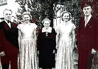 FERDIG P� FIRDA: Fred (t.h.) i 1949, nettopp ferdig p� Firda Landsgymnas. Fra venstre: Storebror Aslak, stores�ster Inger, mamma Lina og lilles�ster Ingvarda.