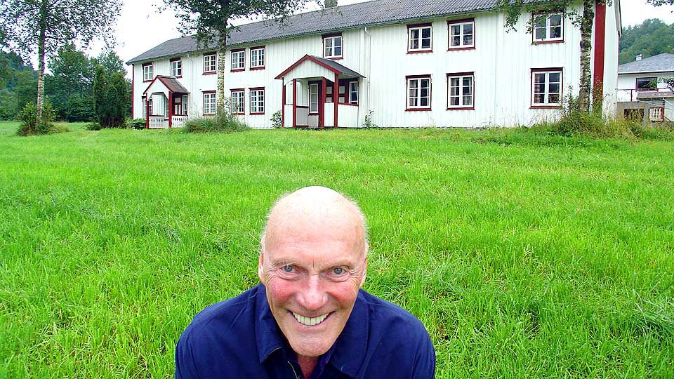BARNDOMSHJEMMET: Fred p� bes�k p� familieg�rden i Eresfjord i 2007.
