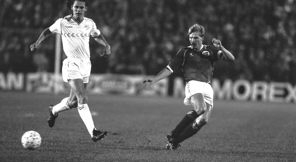 80-TALLSIKONET: Hallvar Thoresen var stor stjerne i Nederland p� 80-tallet. Dessverre florerte det ikke med flere i samme kategori da Tor R�ste Fossen tok ut sine utvalgte. Men her er Thoresen med � sl� Danmark 5-1 i 1985.