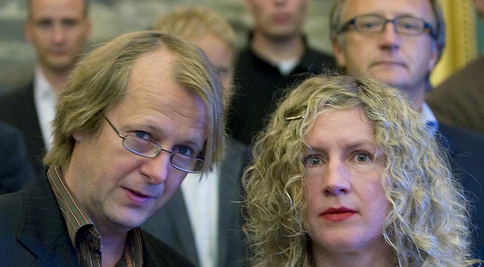 ST�TTES: Norske kjendiser vil spleise p� omkostningene til Lars Lillo-Stenberg og Andrine S�ther. Her fra H�yesterett, med tidligere Se og H�r-redakt�r Odd Johan Nelvik i bakgrunnen.