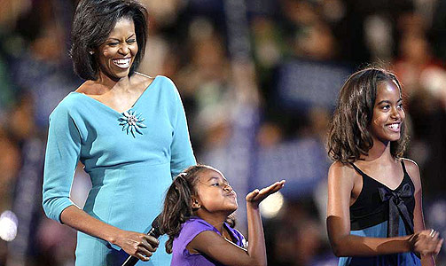  KJOLEFINE:  Damene i Obama-familien er heller ikke tilhengere av shabby chique. Mor Michelle og d�trene Malia Ann og Sasha p� demokratenes nominasjonsm�te i Denver.