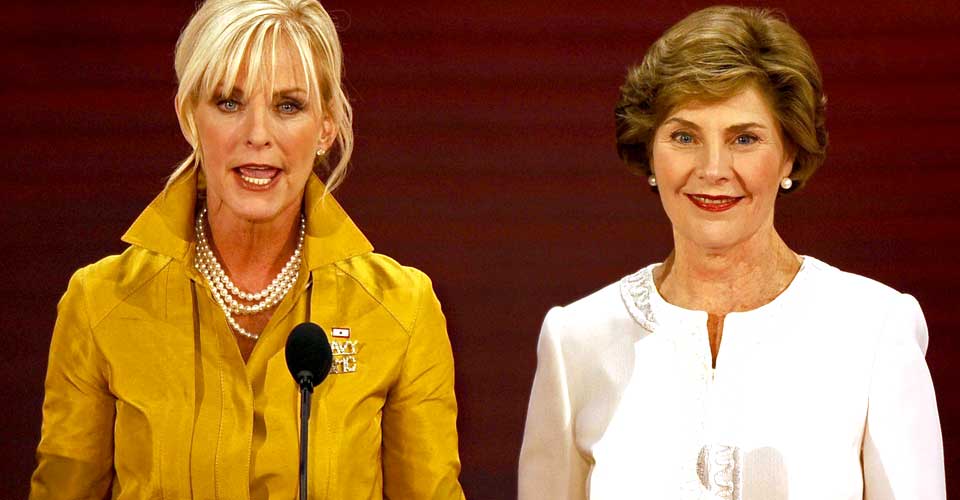  KJOLEFINE:  Cindy McCain og Laura Bush i hver sin Oscar de la Renta-kreasjon under republikanerens landsm�te i St.Paul. Prisen for deres samlede antrekk er sjusifret - i norske kroner.