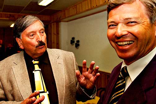 SENTRAL PINSEVENN: Aril Edvardsen er en av Norges mest kjente predikanter. Her sammen med Kjell Magne Bondevik under menighetens 40-årsjubileum i 2004.