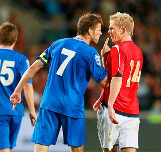 FYRRIGE FYRER: Hermann Hreidarsson og Steffen Iversen bl�ste seg opp etter en straffesituasjon i Islands sekstenmeter.