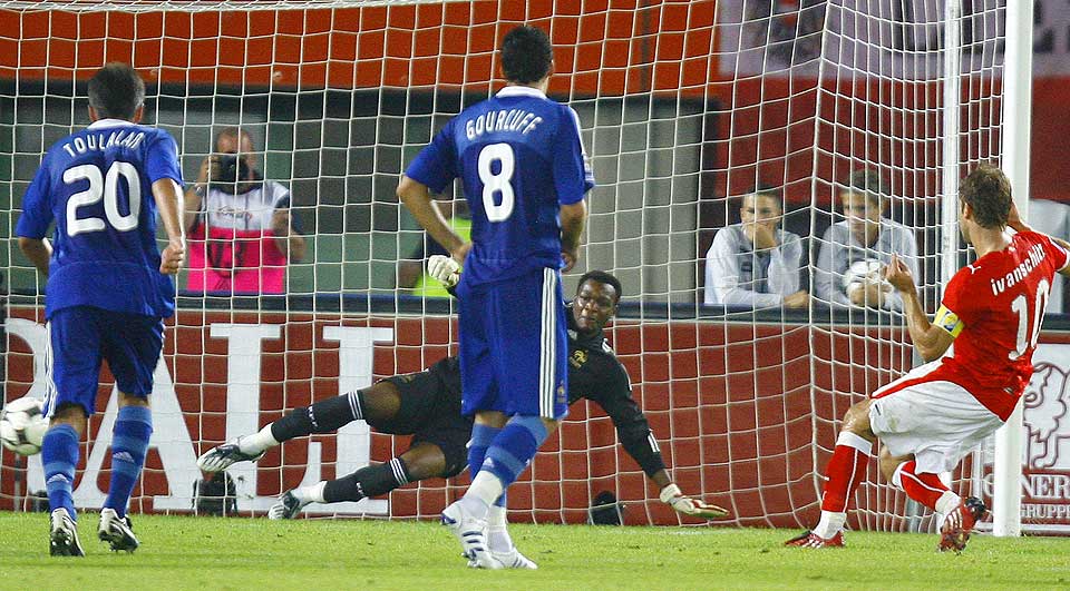 LITEN BOMBE: Andreas Ivanschitz scorer mot Frankrike.