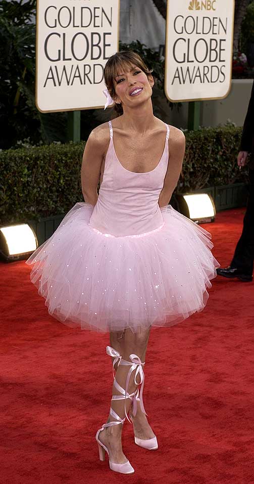 OMTALT: Lara Flynn Boyles magre figur og noe spesielle antrekk da hun ankom Golden Globe-utdelingen i 2003.