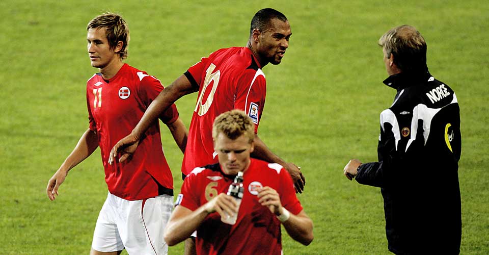 OMSTRIDT BYTTE: Flere av medienes ekspertkommentatorer kritiserer dette byttet, som John Carew heller ikke ser ut til � v�re helt forn�yd med. Morten Gamst Pedersen kom inn og fikk pipekonsert f�r han hadde rukket � r�re ballen.